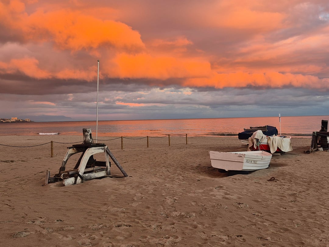 Playa de Los Boliches justo antes del atardecer en Nochebuena/ Los Boliches beach just before sunset on Christmas Eve