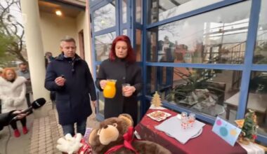 Frissen facsart narancslével kínálta meg Magyar Pétert a Szilágyi Erzsébet Gyermekotthon vezetője (akit múltkor nem engedtek ki az intézményből)