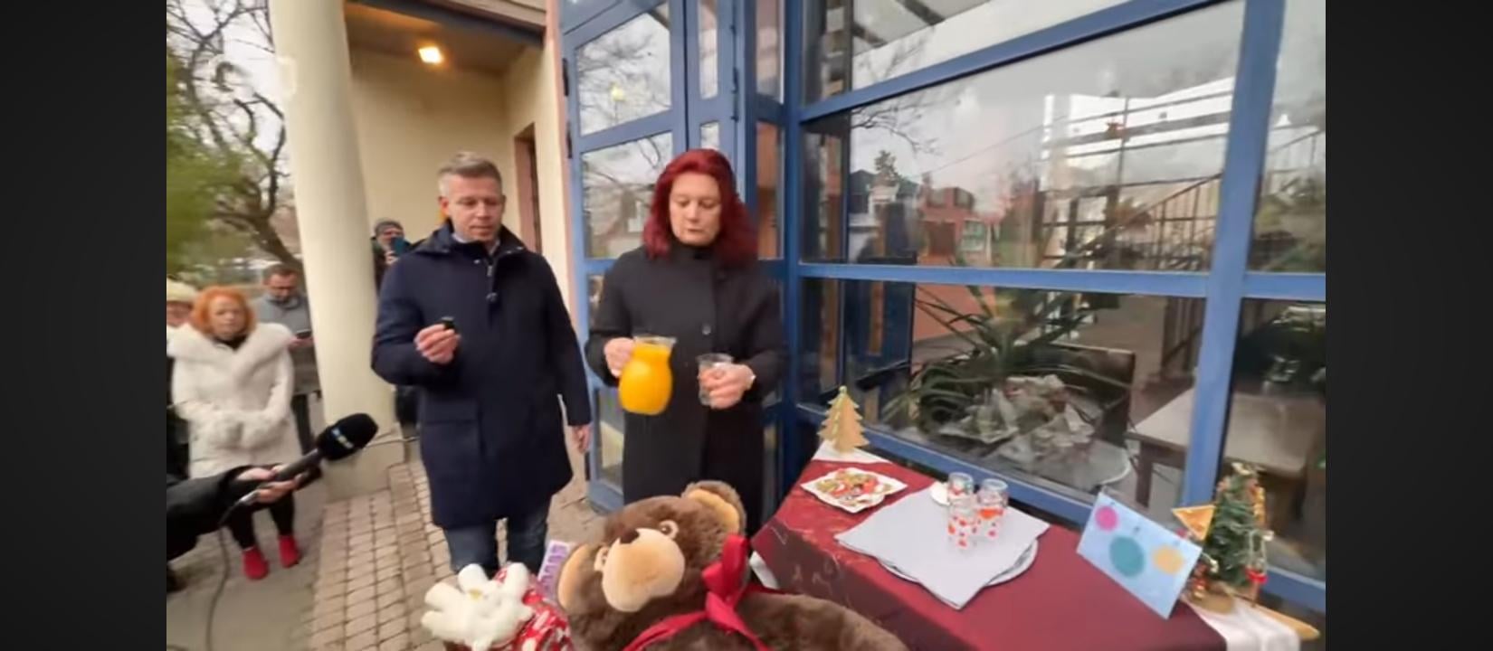 Frissen facsart narancslével kínálta meg Magyar Pétert a Szilágyi Erzsébet Gyermekotthon vezetője (akit múltkor nem engedtek ki az intézményből)