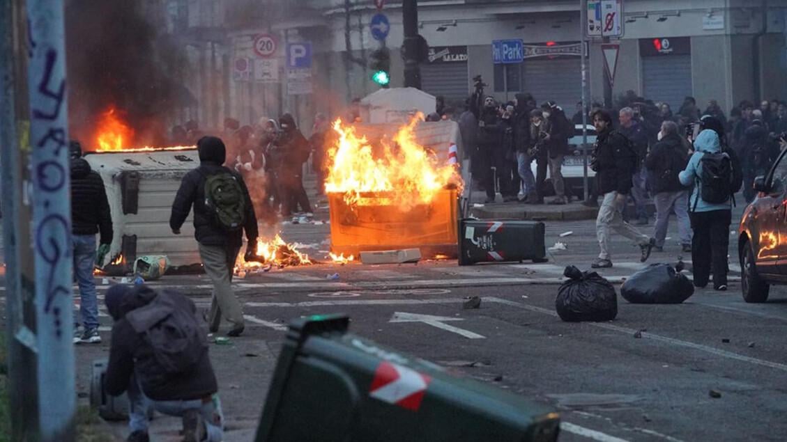 Askatasuna, scontri al corteo a Torino: 11 agenti feriti. Salvini: 'Ruspe sui centri sociali covi di delinquenti'