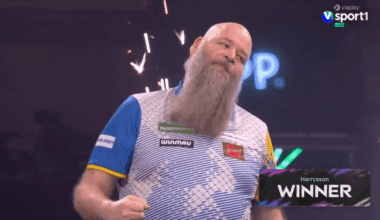 Andreas "Dirty Harry" Harrysson har i sin debut i VM slagit tyske 33-rankade Ricardo "Pikachu" Pietreczko i darts-VM, och kommer i kvartsfinalen möta 5-rankade Jonny Clayton från Wales