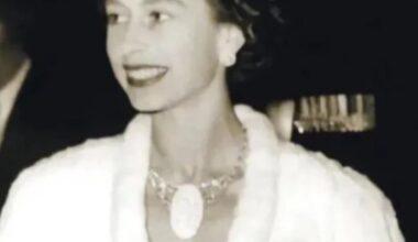 QEII wearing the impressive Andamooka opal Jewelry set in 1954.