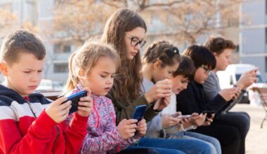 Prepoved družbenih omrežij za mlade tudi v Sloveniji?