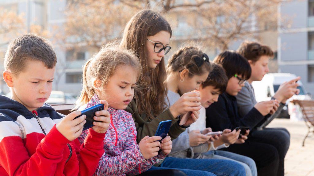 Prepoved družbenih omrežij za mlade tudi v Sloveniji?