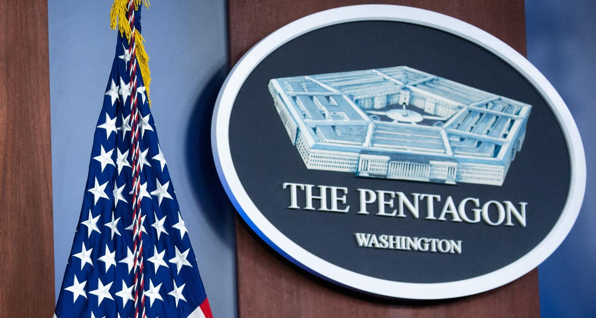 Zu sehen auf dem Bildausschnitt ist das Pentagon-Logo und eine US-amerikanische Flagge.