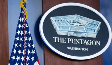 Zu sehen auf dem Bildausschnitt ist das Pentagon-Logo und eine US-amerikanische Flagge.