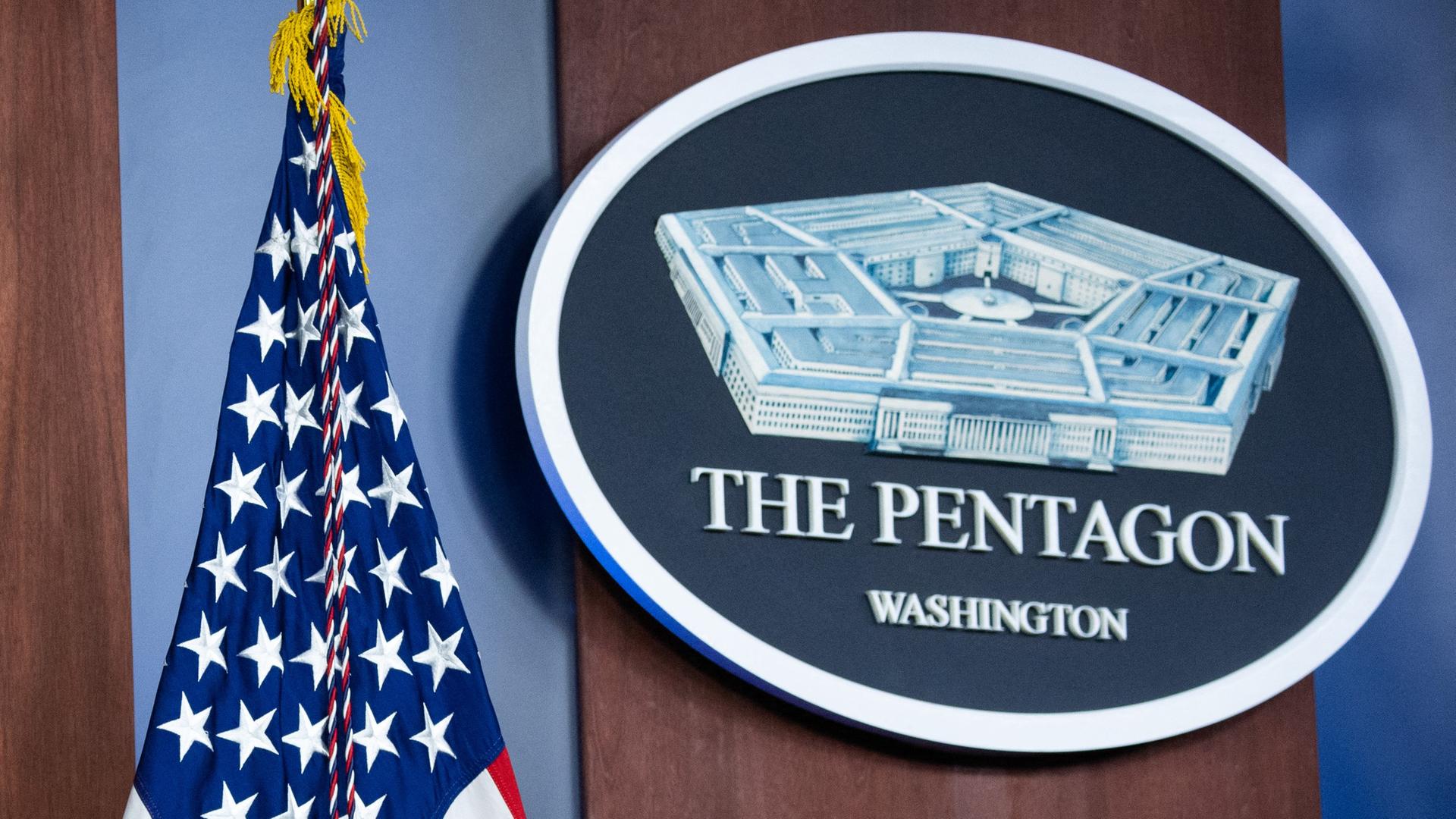 Zu sehen auf dem Bildausschnitt ist das Pentagon-Logo und eine US-amerikanische Flagge.