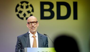 Peter Leibinger, Präsident des Bundesverbands der Deutschen Industrie, spricht in ein Mikrofon vor Publikum.