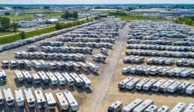 New pics from outside Clarence Thomas' home