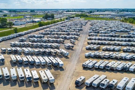 New pics from outside Clarence Thomas' home