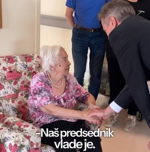 Premier Golob na obisku v domu za ostarele na Polzeli. Fotografija oziroma tudi videoposnetek je marsikoga nasmejal, saj oskrbovanka na fotografiji predsednika vlade ni prepoznala, ko so ji povedali, kdo je, pa je bila v šoku.  | Foto: Posnetek  zaslona