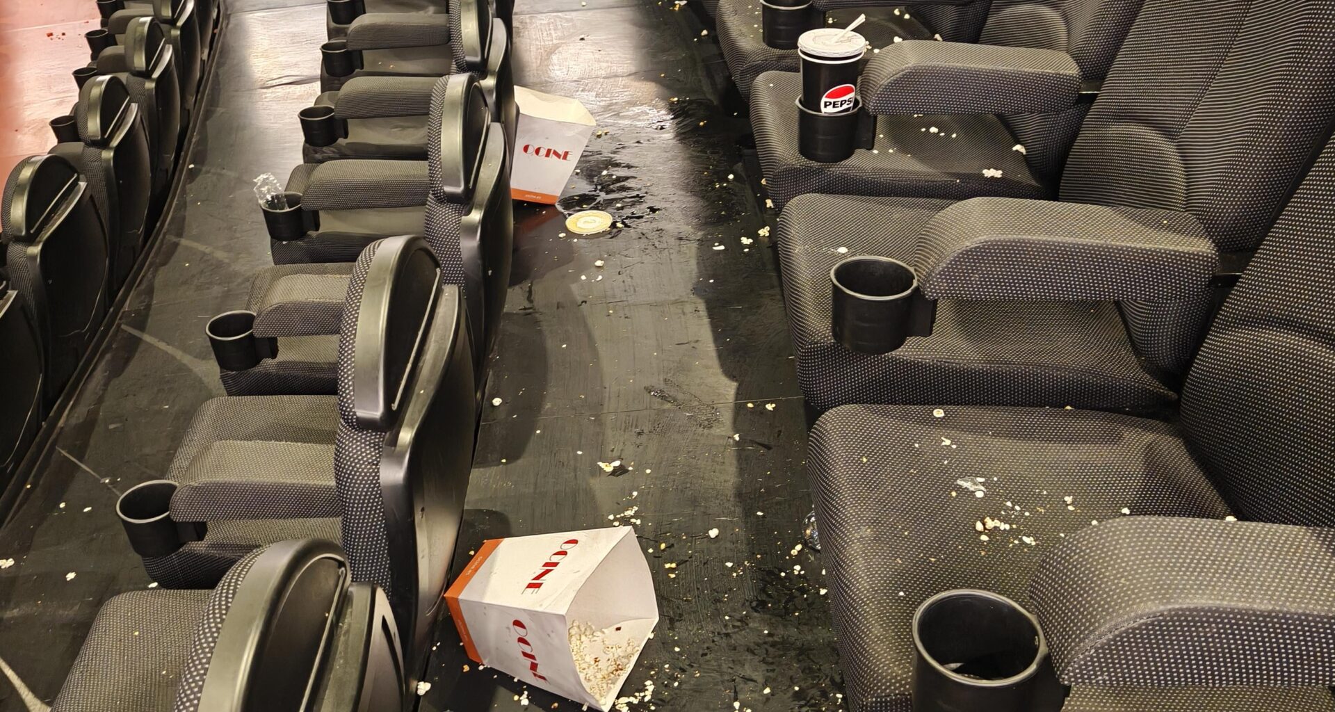 La gente que va al cine y se va dejándolo así qué le pasa