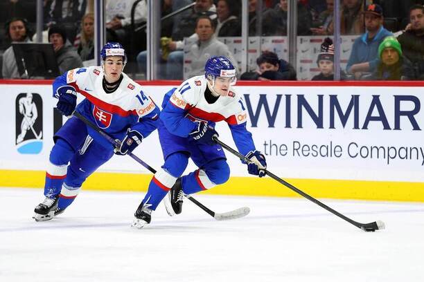 Zľava útočníci Slovenska Alex Mišiak a Michal Svrček na MS U20 v hokeji 2026.