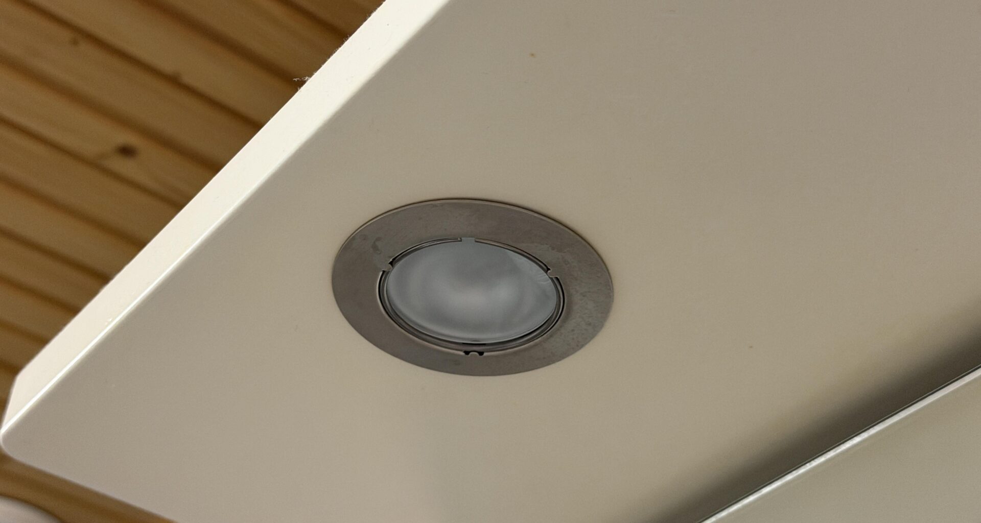 How to remove these lightbulbs?