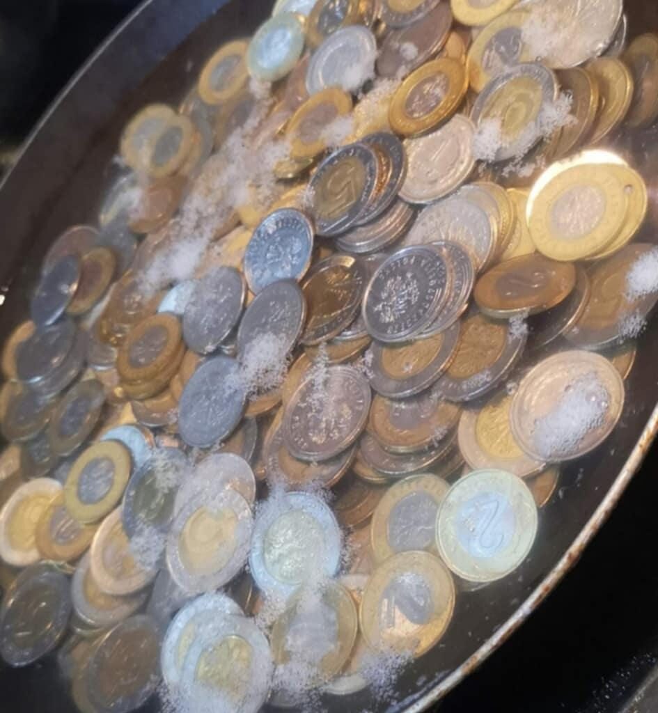 W pandemii moja mama gotowała pieniądze, żeby pozbyć się wirusów xD. Co u was było najdziwniejsze w czasie pandemii?