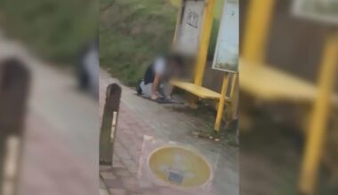 “Als ik daar sigaretje had gerookt, had niemand erom gemaald”: buschauffeur (22) die al biddend gefilmd werd, reageert na ontslag