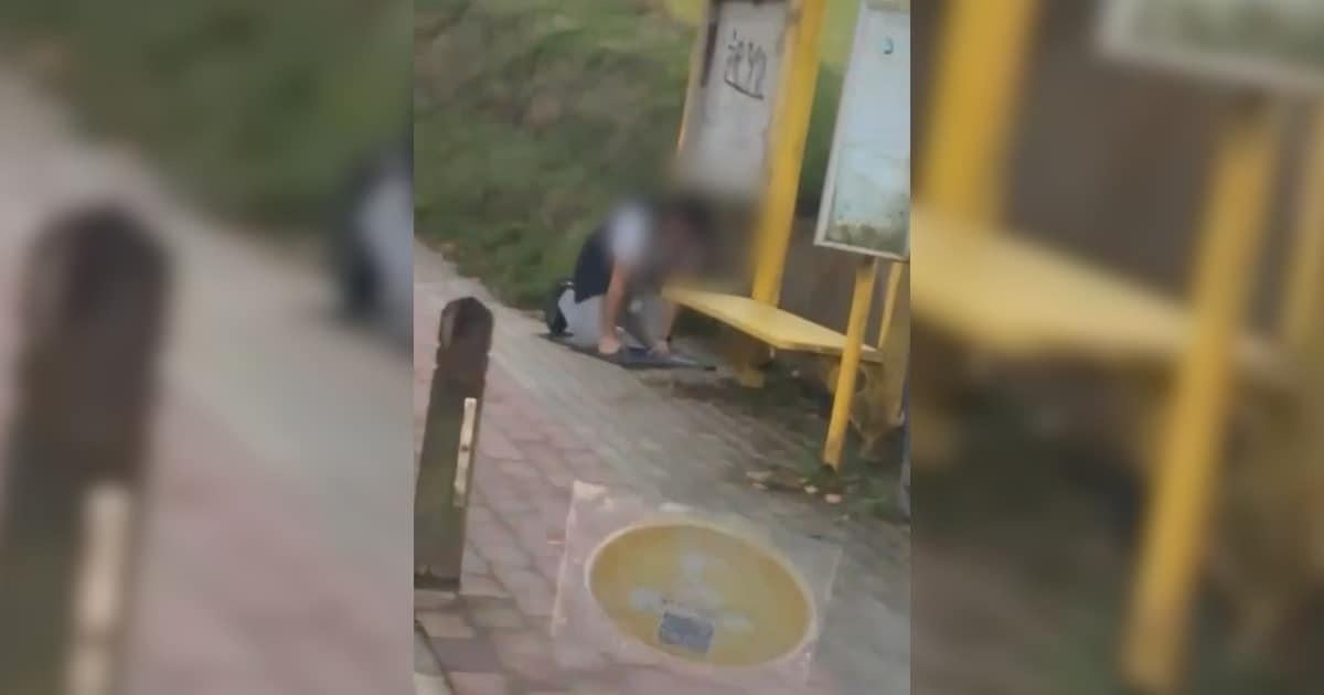 “Als ik daar sigaretje had gerookt, had niemand erom gemaald”: buschauffeur (22) die al biddend gefilmd werd, reageert na ontslag