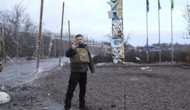 Oroszok kb 20x jelentették be, hogy elfoglalták Kupjanszkot. Ma Zelensky elment a városba és ezt tette ki, miután teljesen kiszorították az orosz csapatokat a városból.