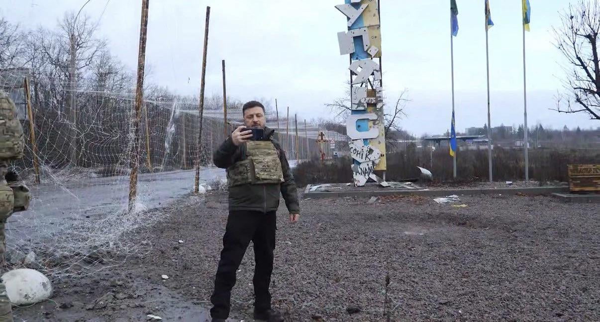 Oroszok kb 20x jelentették be, hogy elfoglalták Kupjanszkot. Ma Zelensky elment a városba és ezt tette ki, miután teljesen kiszorították az orosz csapatokat a városból.