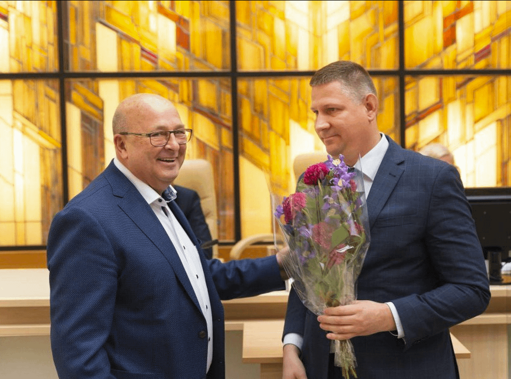 Iš laisvės atėmimo anksčiau laiko paleidžiamas bitininkas - vieno didžiausių LT istorijoje pagautų kyšių - 260 tūkst. eur - gavėjas Vilius Šiliauskas (buvęs Kauno m. visvaldybės admin. direktorius). Išeina atlikęs mažiau 2 metų (20 mėn.) laisvės atėmimo bausmę. Toliau bus prižiūrimas laisvėje.