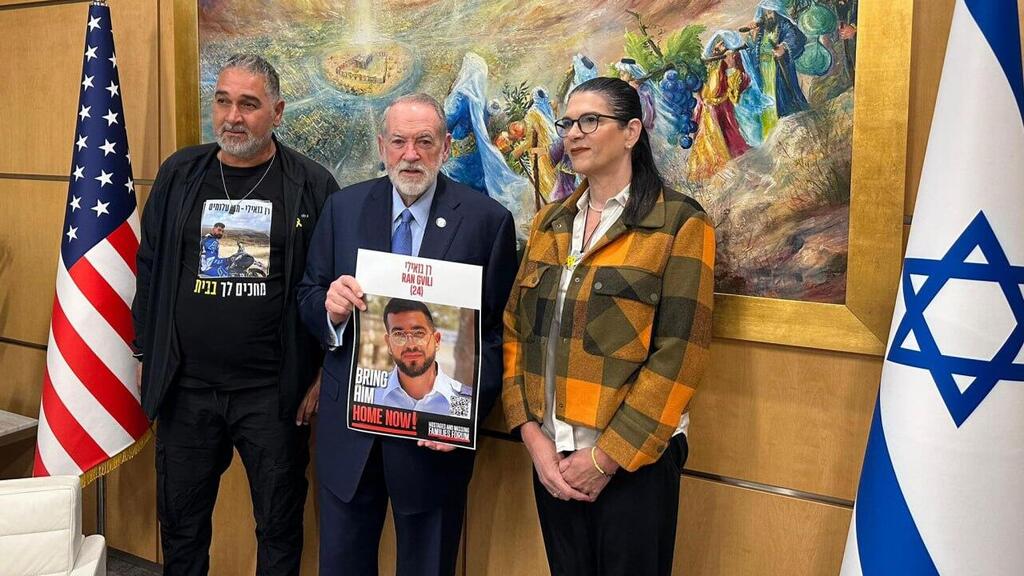 הוריו של רן גואילי נפגשו עם מייק האקבי