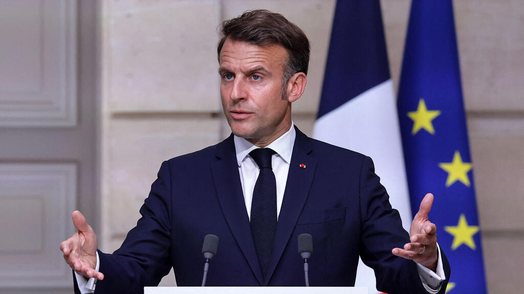 שיא ברזיל לואיז אינסיו לולה דה סילבה נואם במסיבת עיתונאים עם נשיא צרפת עמנואל מקרון