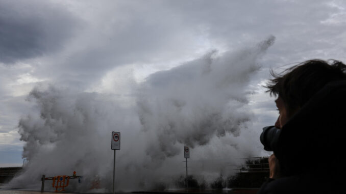Una gran ola rompe este jueves en el Paseo Nuevo de San Sebastián. EFE/Juan Herrero.

