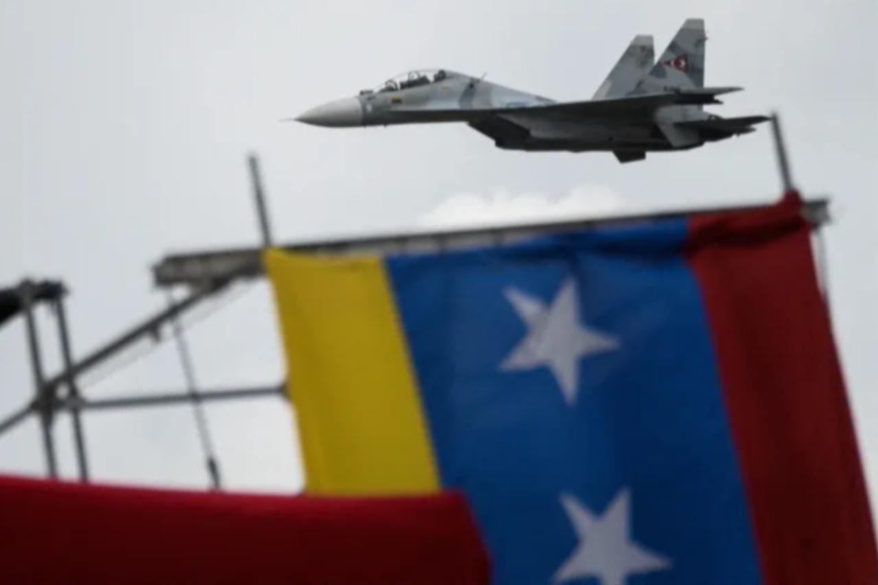A Russian-made Venezuelan Air Force Sukhoi Su-30MKV multirole strike fighter flies over Venezuelan Independence parade to celebrate in Caracas, Venezuela on July 5, 2017. (AFP Photo)