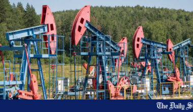 Oil falls 2% on looming supply glut, hopes of Ukraine peace deal