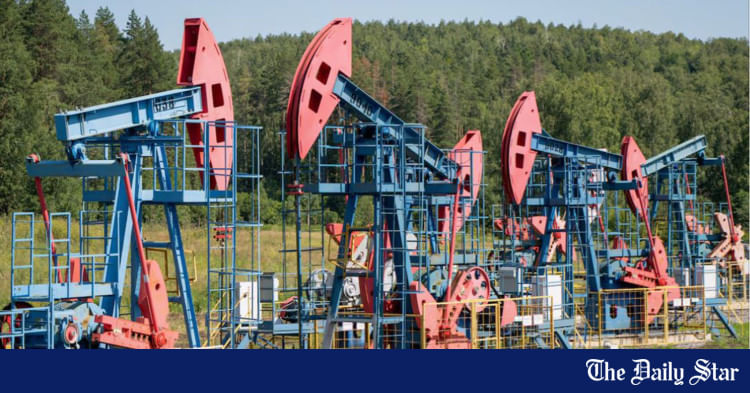 Oil falls 2% on looming supply glut, hopes of Ukraine peace deal