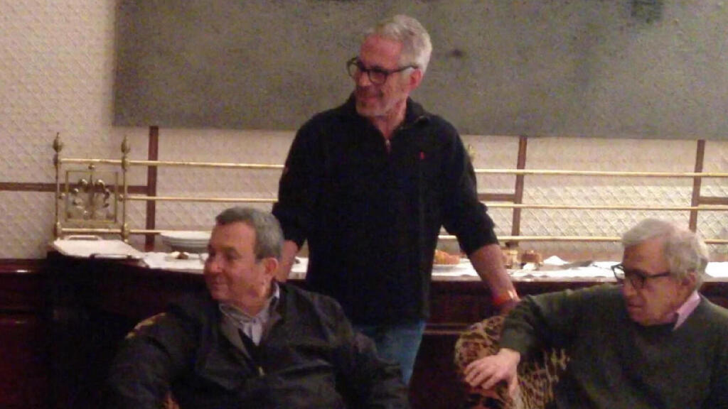 Photo shows Jeffrey Epstein and Donald Trump together (Photo: House Democrats Oversight Committee) אהוד ברק ליד ג'פרי אפשטיין