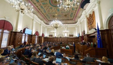 Saeima galīgajā lasījumā izskata teju visus budžetu pavadošos likumprojektus (Teksta tiešraides arhīvs) / Raksts