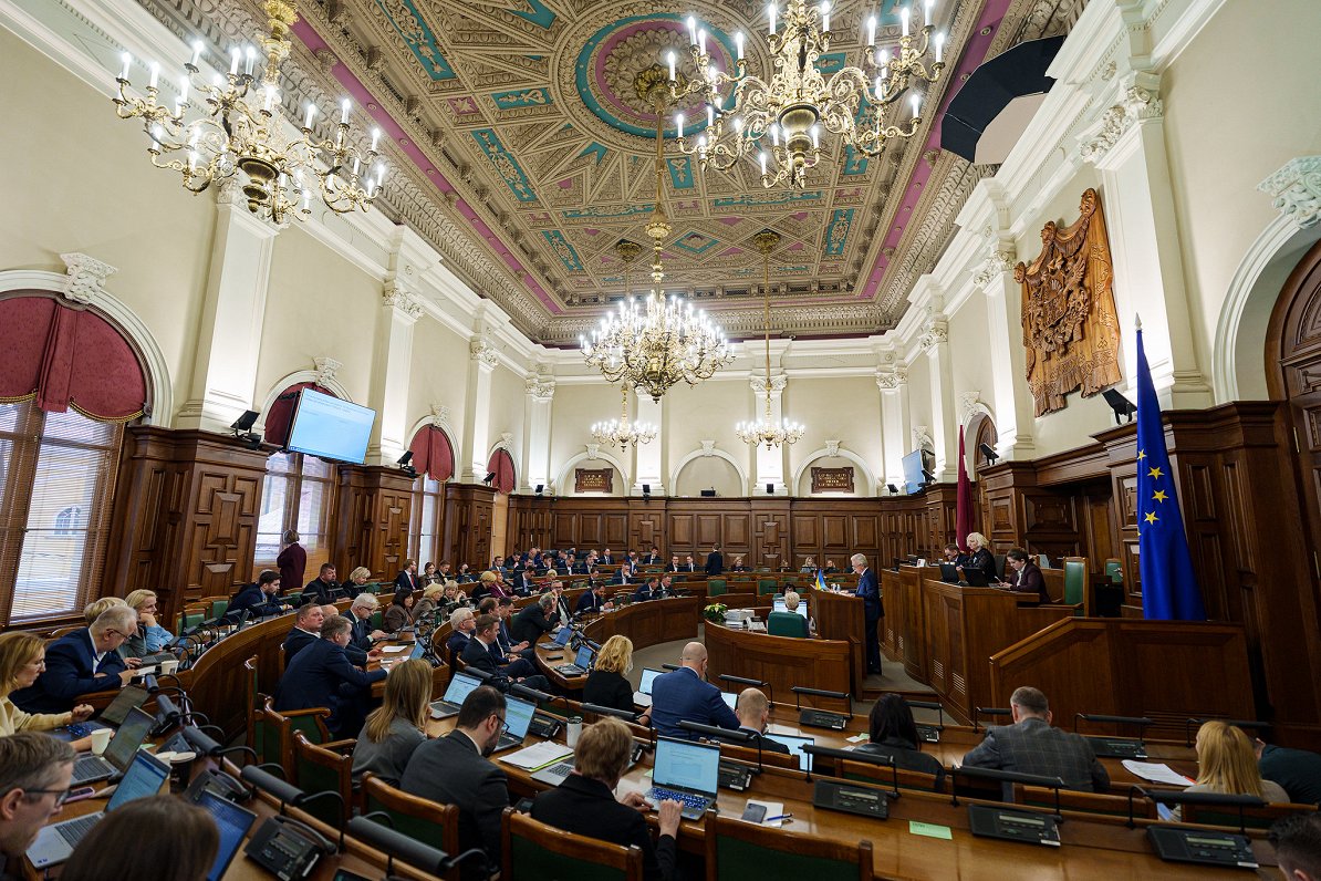 Saeima galīgajā lasījumā izskata teju visus budžetu pavadošos likumprojektus (Teksta tiešraides arhīvs) / Raksts
