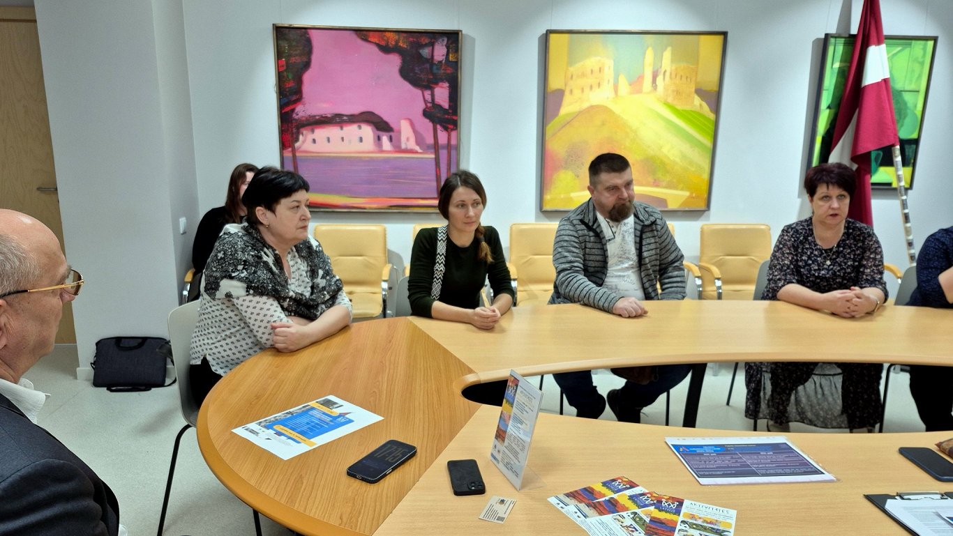 Aizkraukles novada pašvaldībā tikšanās ar tur dzīvojošajiem ukraiņiem