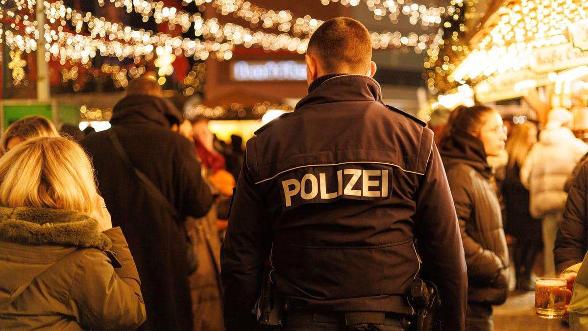 "Besucher irritiert": Bewaffnete Soldaten lösen Riesen-Ärger auf Weihnachtsmarkt aus