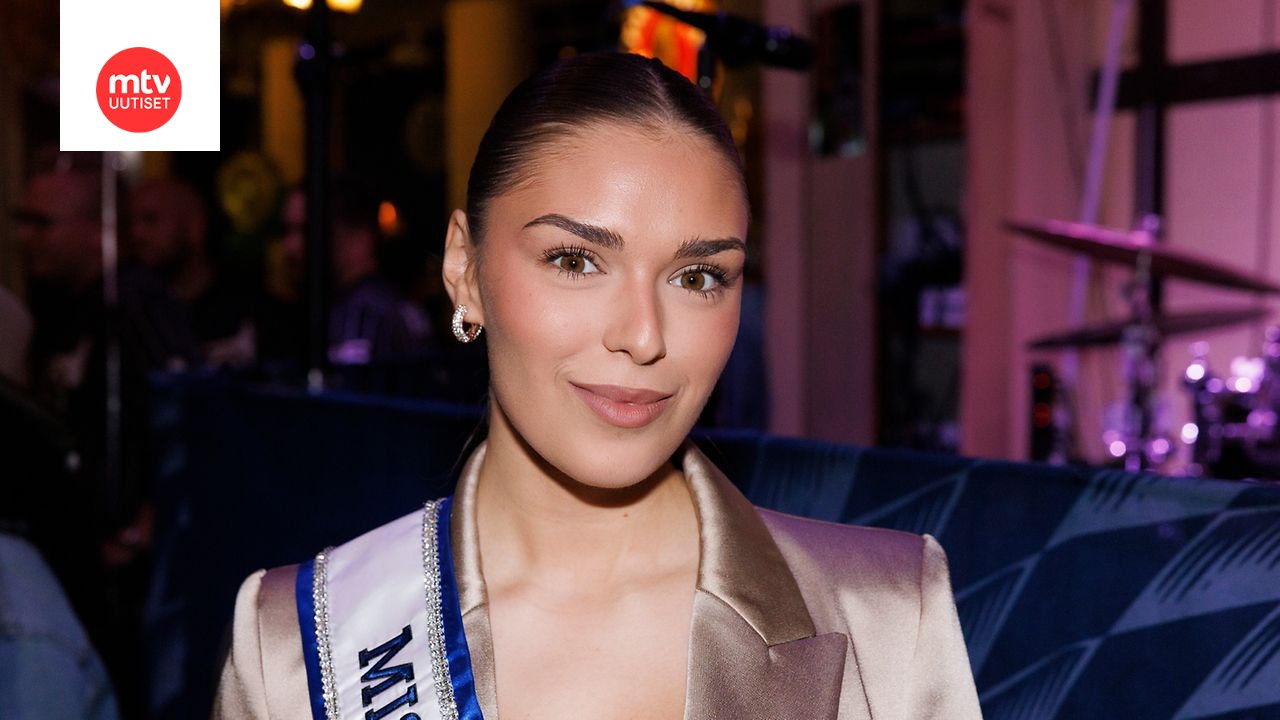 Miss Suomi Sarah Dzafce on kohun keskellä.