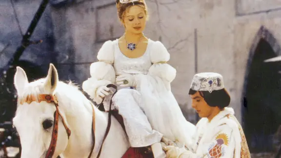 Der Prinz (Pavel Trávnícek) passt Aschenbrödel (Libuse Safránková) den verlorenen Schuh an.