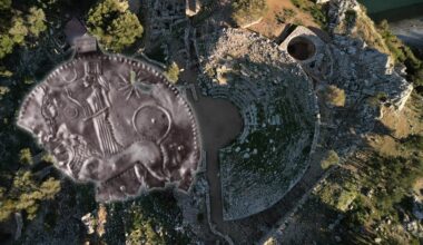 Photo collage combining an aerial view of the ancient theater at Amos with a close-up of the silver necklace (L) believed to depict the Assyrian goddess Ishtar, featuring a lion figure and an eight-pointed star. (Photo collage by Türkiye Today team)