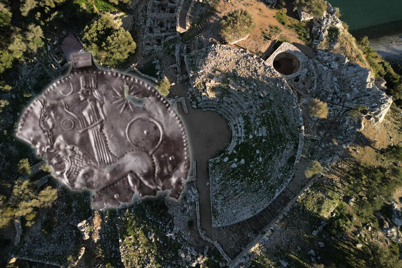 Photo collage combining an aerial view of the ancient theater at Amos with a close-up of the silver necklace (L) believed to depict the Assyrian goddess Ishtar, featuring a lion figure and an eight-pointed star. (Photo collage by Türkiye Today team)