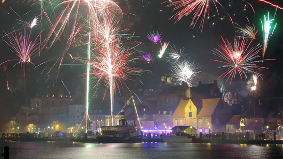 Silvester mit Feuerwerk und Raketen am Hafen von Flensburg | picture alliance, Caro Seeberg Silvester mit Feuerwerk und Raketen am Hafen von Flensburg