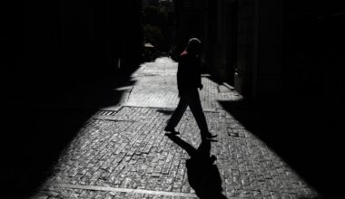 Μισθοί: Γιατί οι αυξήσεις στην Ελλάδα «καίγονται» πριν φτάσουν στην τσέπη