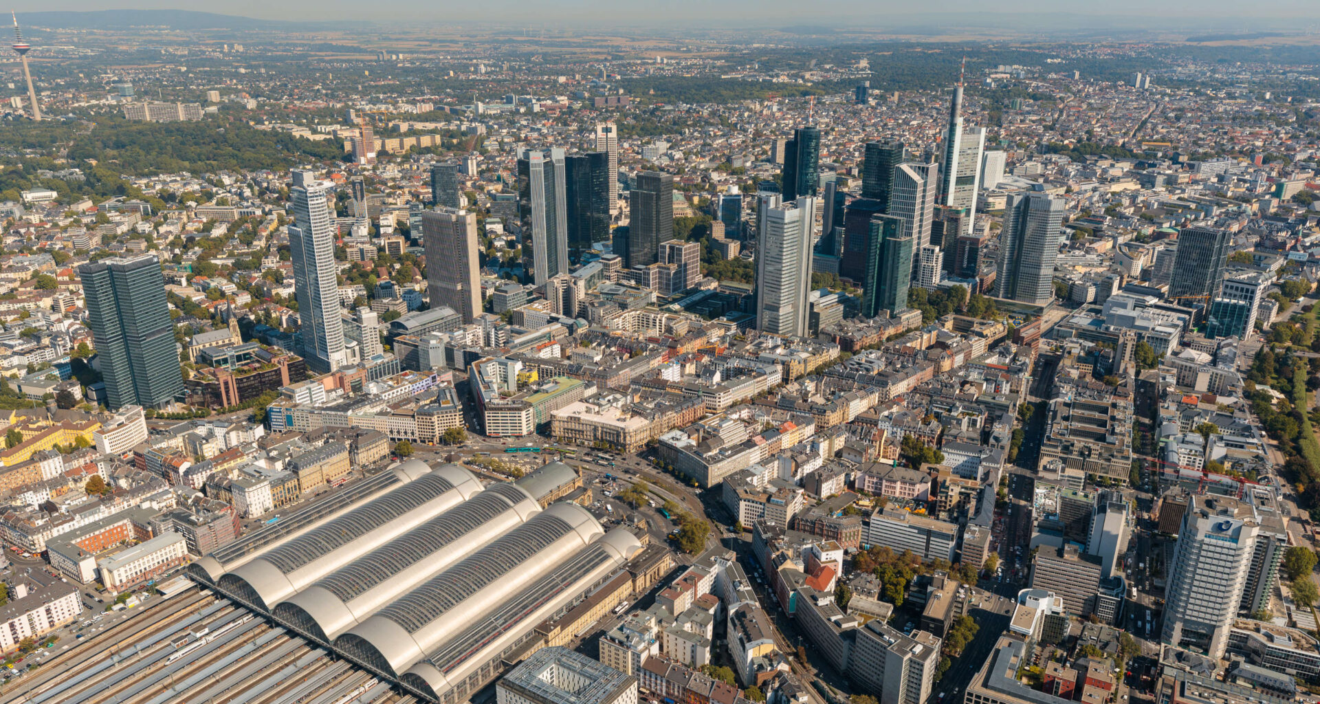 Central station and high-rise buildings in the city centre of Frankfurt am Main ©christian.sommer.rs / Adobe Stock
