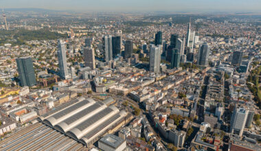 Central station and high-rise buildings in the city centre of Frankfurt am Main ©christian.sommer.rs / Adobe Stock