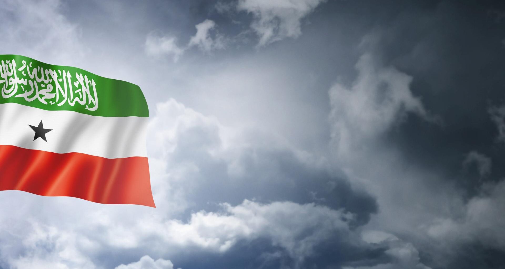 Die Flagge von Somaliland vor einem bewölkten Himmel.