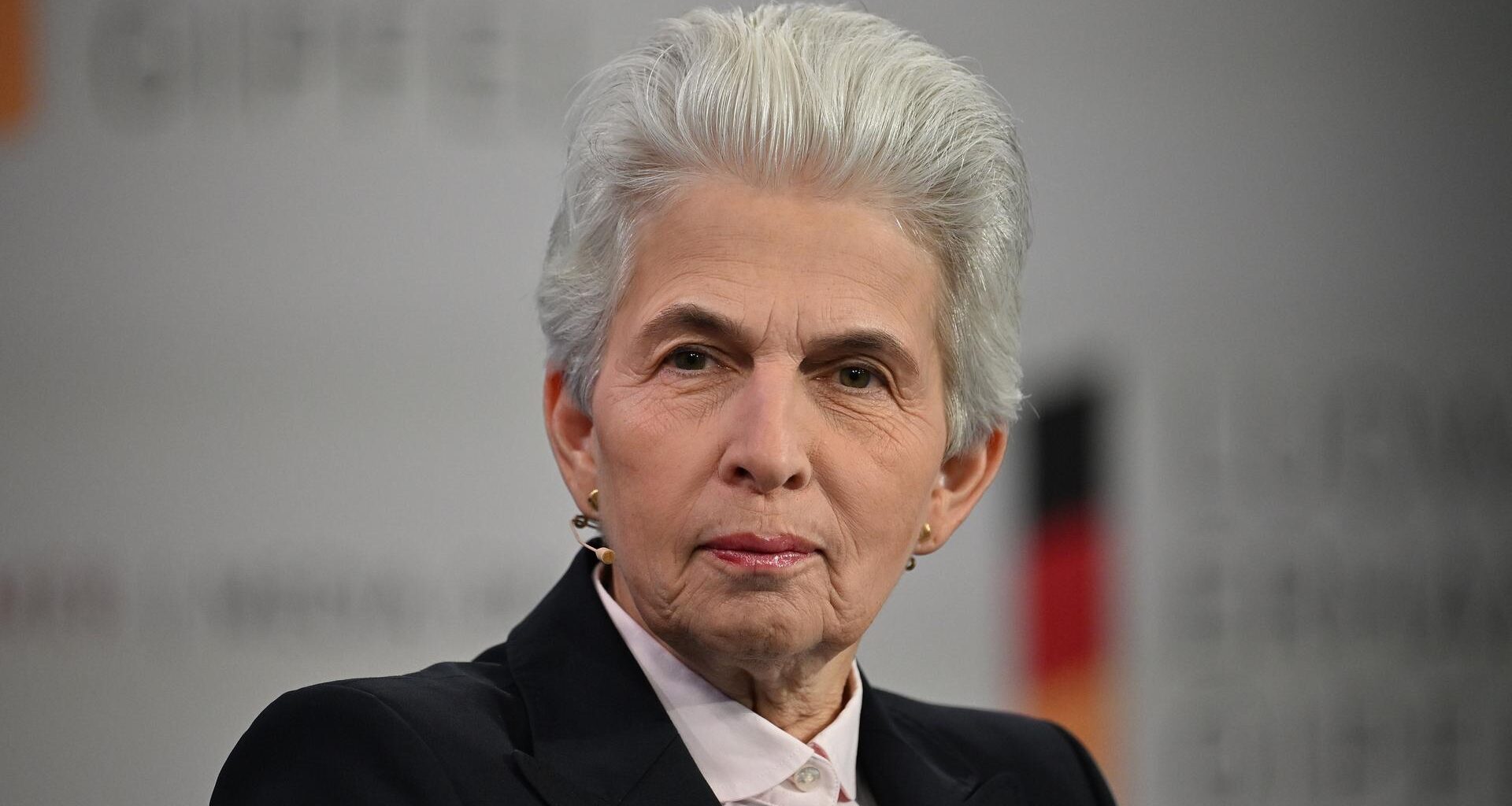 Das Bild zeigt Marie-Agnes Strack-Zimmermann mit ernstem Gesichtsausdruck.