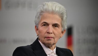 Das Bild zeigt Marie-Agnes Strack-Zimmermann mit ernstem Gesichtsausdruck.