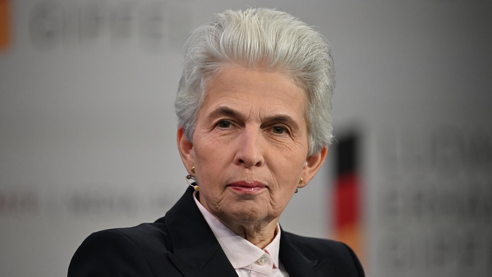 Das Bild zeigt Marie-Agnes Strack-Zimmermann mit ernstem Gesichtsausdruck.