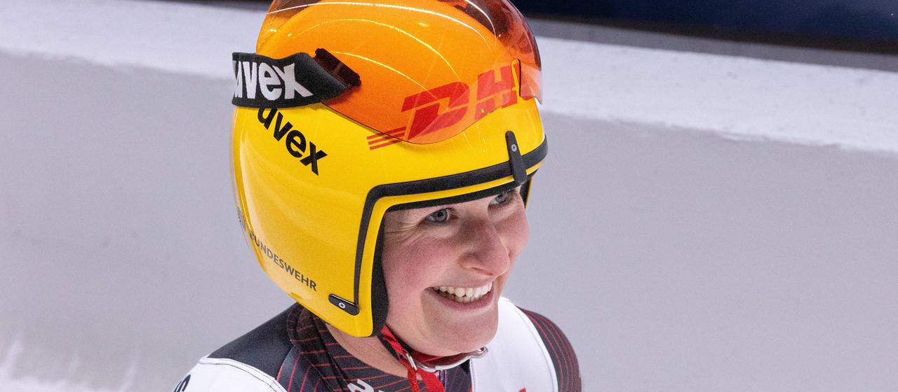 Julia Taubitz freut sich nach ihrer Siegesfahrt