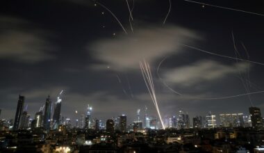 Das israelische Luftabwehrsystem Iron Dome feuert, um Raketen während eines iranischen Angriffs über Tel Aviv abzufangen.