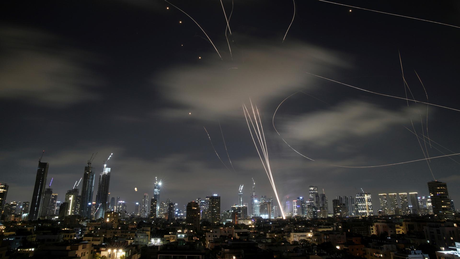 Das israelische Luftabwehrsystem Iron Dome feuert, um Raketen während eines iranischen Angriffs über Tel Aviv abzufangen.